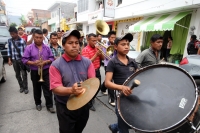 Sábado 17 de mayo del 2014. Tuxtla Gutiérrez. Las familias del tradicional Barrio de San Pascualito celebran al patrono llevando las replicas de las reliquias en una carreta por las calles del centro de la capital del estado de Chiapas. Esta carreta y el 