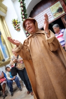 Sábado 17 de mayo del 2014. Tuxtla Gutiérrez. Las familias del tradicional Barrio de San Pascualito celebran al patrono llevando las replicas de las reliquias en una carreta por las calles del centro de la capital del estado de Chiapas. Esta carreta y el 