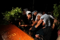 Sábado 17 de mayo del 2014. Tuxtla Gutiérrez. Las familias del tradicional Barrio de San Pascualito celebran al patrono llevando las replicas de las reliquias en una carreta por las calles del centro de la capital del estado de Chiapas. Esta carreta y el 