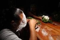 Sábado 17 de mayo del 2014. Tuxtla Gutiérrez. Las familias del tradicional Barrio de San Pascualito celebran al patrono llevando las replicas de las reliquias en una carreta por las calles del centro de la capital del estado de Chiapas. Esta carreta y el 