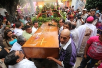 Sábado 17 de mayo del 2014. Tuxtla Gutiérrez. Las familias del tradicional Barrio de San Pascualito celebran al patrono llevando las replicas de las reliquias en una carreta por las calles del centro de la capital del estado de Chiapas. Esta carreta y el 