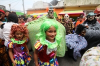 Sábado 17 de mayo del 2014. Tuxtla Gutiérrez. Las familias del tradicional Barrio de San Pascualito celebran al patrono llevando las replicas de las reliquias en una carreta por las calles del centro de la capital del estado de Chiapas. Esta carreta y el 