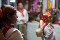 20231222. Tuxtla. Los Niños Pastores Zoque realizan la danza ritual ante el altar para continuar con las celebraciones de la natividad.