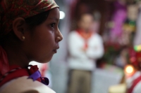 20231222. Tuxtla. Los Niños Pastores Zoque realizan la danza ritual ante el altar para continuar con las celebraciones de la natividad.