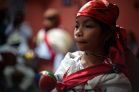 20231222. Tuxtla. Los Niños Pastores Zoque realizan la danza ritual ante el altar para continuar con las celebraciones de la natividad.