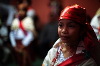 20231222. Tuxtla. Los Niños Pastores Zoque realizan la danza ritual ante el altar para continuar con las celebraciones de la natividad.