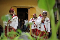 Sábado 24 de diciembre del 2016. Tuxtla Gutiérrez. Los danzantes de la comunidad indígena zoque bailan durante las celebraciones de la navidad en los altares donde se levanta el pesebre y las plantas que servirán para los rituales del año nuevo