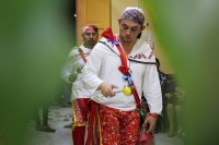 Sábado 24 de diciembre del 2016. Tuxtla Gutiérrez. Los danzantes de la comunidad indígena zoque bailan durante las celebraciones de la navidad en los altares donde se levanta el pesebre y las plantas que servirán para los rituales del año nuevo