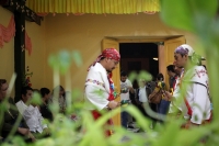 Sábado 24 de diciembre del 2016. Tuxtla Gutiérrez. Los danzantes de la comunidad indígena zoque bailan durante las celebraciones de la navidad en los altares donde se levanta el pesebre y las plantas que servirán para los rituales del año nuevo