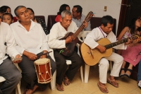 Sábado 24 de diciembre del 2016. Tuxtla Gutiérrez. Los danzantes de la comunidad indígena zoque bailan durante las celebraciones de la navidad en los altares donde se levanta el pesebre y las plantas que servirán para los rituales del año nuevo