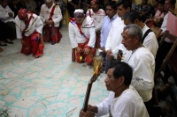 Sábado 24 de diciembre del 2016. Tuxtla Gutiérrez. Los danzantes de la comunidad indígena zoque bailan durante las celebraciones de la navidad en los altares donde se levanta el pesebre y las plantas que servirán para los rituales del año nuevo