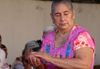 Viernes 6 de enero del 2016. Tuxtla Gutiérrez. La elaboración de los tamales de hoja de maíz, se elabora por las mujeres de la comunidad zoque mientras se lleva a cabo la Danza de los Pastores según la costumbre de la tradición zoque durante las celebraci