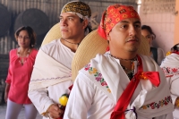 Viernes 6 de enero del 2016. Tuxtla Gutiérrez. La elaboración de los tamales de hoja de maíz, se elabora por las mujeres de la comunidad zoque mientras se lleva a cabo la Danza de los Pastores según la costumbre de la tradición zoque durante las celebraci