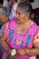 Viernes 6 de enero del 2016. Tuxtla Gutiérrez. La elaboración de los tamales de hoja de maíz, se elabora por las mujeres de la comunidad zoque mientras se lleva a cabo la Danza de los Pastores según la costumbre de la tradición zoque durante las celebraci