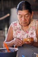 Viernes 6 de enero del 2016. Tuxtla Gutiérrez. La elaboración de los tamales de hoja de maíz, se elabora por las mujeres de la comunidad zoque mientras se lleva a cabo la Danza de los Pastores según la costumbre de la tradición zoque durante las celebraci