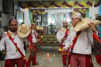 Jueves 22 de diciembre del 2016. Tuxtla Gutiérrez. La danza de los pastores zoques. La comunidad de Zoque realiza el elegante Baile de Pastores, danza que consta de complicados pasos acompañados por los músicos tradicionales en tres grupos de una docena d Jueves 22 de diciembre del 2016. Tuxtla Gutiérrez. La danza de los pastores zoques. La comunidad de Zoque realiza el elegante Baile de Pastores, danza que consta de complicados pasos acompañados por los músicos tradicionales en tres grupos de una docena d