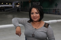 Martes25 de diciembre del 2012. Tuxtla Gutiérrez, Chiapas. Los Tuxtlecos se enfrentan a la aventura de patinar sobre hielo esta navidad en el parque central.