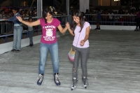 Martes25 de diciembre del 2012. Tuxtla Gutiérrez, Chiapas. Los Tuxtlecos se enfrentan a la aventura de patinar sobre hielo esta navidad en el parque central.
