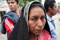 Jueves 12 de septiembre del 2013. Tuxtla Gutiérrez. Familiares y compañeros del profesor Alberto Patishtan se enteran de la sentencia en contra del líder indígena en las afueras del Tribunal Colegiado de Circuito en la capital del estado de Chiapas.
