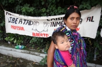 Jueves 12 de septiembre del 2013. Tuxtla Gutiérrez. Familiares y compañeros del profesor Alberto Patishtan se enteran de la sentencia en contra del líder indígena en las afueras del Tribunal Colegiado de Circuito en la capital del estado de Chiapas.