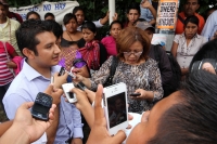 Jueves 12 de septiembre del 2013. Tuxtla Gutiérrez. Familiares y compañeros del profesor Alberto Patishtan se enteran de la sentencia en contra del líder indígena en las afueras del Tribunal Colegiado de Circuito en la capital del estado de Chiapas.