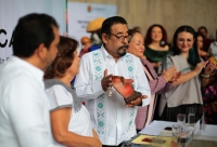 20231205. Tuxtla. La máscara de Parachico del maestro Jorge Olvera es recibida nuevamente por el Patrón de la Fiesta de Enero Guadalupe Rubisel Gómez Nigenda