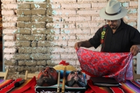 Viernes 4 de agosto del 2017. Chiapa de Corzo. Guadalupe Rubisel Gómez Nigenda, quien es el Patrón de los Parachicos en conferencia de prensa hace un severo llamado a la defensa de la corrupción de la imagen del Parachico y defender el uso respetuoso de l