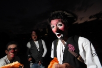 Lunes 20 de febrero del 2012. Encuentro Nacional de Payasos Callejeros. Tuxtla Gutiérrez, Chiapas. Con participantes de varios estados esta noche da inicio la Festival Nacional de Payasos Callejeros donde se reúnen los histriónicos personajes en la plaza 