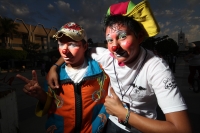Lunes 20 de febrero del 2012. Encuentro Nacional de Payasos Callejeros. Tuxtla Gutiérrez, Chiapas. Con participantes de varios estados esta noche da inicio la Festival Nacional de Payasos Callejeros donde se reúnen los histriónicos personajes en la plaza 