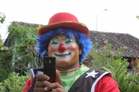 Miércoles 1 de junio. Los payasitos del sureste de México se reúnen en Tuxtla Gutiérrez para realizar talleres como el de de magia y globoflexia para prepararse y brindar mejores espectáculos en fiestas y reuniones de arte callejero.