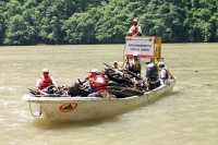 Miércoles 27 de julio del 2012. Chiapa de Corzo, Chiapas. Voluntarios y trabajadores de CONAGUA y PC trabajan en las actividades de limpieza del Cañón del Sumidero en acciones preventivas de esta temporada.
