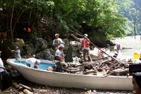 Miércoles 27 de julio del 2012. Chiapa de Corzo, Chiapas. Voluntarios y trabajadores de CONAGUA y PC trabajan en las actividades de limpieza del Cañón del Sumidero en acciones preventivas de esta temporada.
