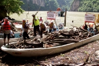 Miércoles 27 de julio del 2012. Chiapa de Corzo, Chiapas. Voluntarios y trabajadores de CONAGUA y PC trabajan en las actividades de limpieza del Cañón del Sumidero en acciones preventivas de esta temporada.