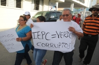 Domingo 12 de julio del 2015. Tuxtla Gutiérrez. Lo que sería el cierre de compaña de un candidato político en el parque Morelos-Bicentenario por la prohibición del ayuntamiento y la veda electoral se convirtió en una marcha ciudadana donde las consignas f
