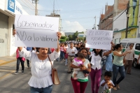 Domingo 12 de julio del 2015. Tuxtla Gutiérrez. Lo que sería el cierre de compaña de un candidato político en el parque Morelos-Bicentenario por la prohibición del ayuntamiento y la veda electoral se convirtió en una marcha ciudadana donde las consignas f