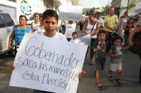 Domingo 12 de julio del 2015. Tuxtla Gutiérrez. Lo que sería el cierre de compaña de un candidato político en el parque Morelos-Bicentenario por la prohibición del ayuntamiento y la veda electoral se convirtió en una marcha ciudadana donde las consignas f