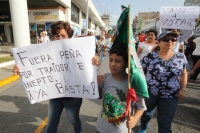 Domingo 12 de julio del 2015. Tuxtla Gutiérrez. Lo que sería el cierre de compaña de un candidato político en el parque Morelos-Bicentenario por la prohibición del ayuntamiento y la veda electoral se convirtió en una marcha ciudadana donde las consignas f