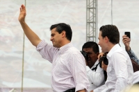 Jueves 10 de noviembre. Peña Nieto acompaña al Huero Velazco