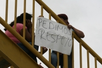 Continua el conflicto al interior de Penal el Amate, ahora los presos piden ayuda al exterior utilizando el equipo de perifoneo que controlan en el interior y piden ayuda con sabanas para que no sean sometidos por la fuerza pública y agradecen al ejercito