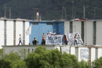 Continua el conflicto al interior de Penal el Amate, ahora los presos piden ayuda al exterior utilizando el equipo de perifoneo que controlan en el interior y piden ayuda con sabanas para que no sean sometidos por la fuerza pública y agradecen al ejercito