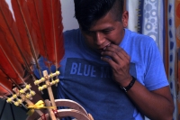 Miércoles 15 de febrero del 2017. El penacho de la danza de la pluma de guacamaya. La elaboración del atuendo de los danzantes de la danza de la pluma de guacamaya o carnaval es elaborado siguiendo la ritualidad que es conservada y transmitida a las nueva