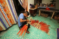 Miércoles 15 de febrero del 2017. El penacho de la danza de la pluma de guacamaya. La elaboración del atuendo de los danzantes de la danza de la pluma de guacamaya o carnaval es elaborado siguiendo la ritualidad que es conservada y transmitida a las nueva