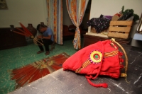 Miércoles 15 de febrero del 2017. El penacho de la danza de la pluma de guacamaya. La elaboración del atuendo de los danzantes de la danza de la pluma de guacamaya o carnaval es elaborado siguiendo la ritualidad que es conservada y transmitida a las nueva