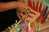 Miércoles 15 de febrero del 2017. El penacho de la danza de la pluma de guacamaya. La elaboración del atuendo de los danzantes de la danza de la pluma de guacamaya o carnaval es elaborado siguiendo la ritualidad que es conservada y transmitida a las nueva