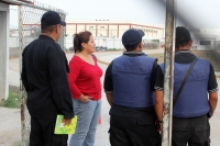Miércoles 8 de junio. Una de las periodistas que se encontraba cubriendo la información en el Penal El Amate es retenida por unos instantes por los elementos policiacos del lugar, para tratar de evitar que tomara fotografías y audios durante la declaració