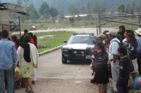 Viernes10 de junio. Familiares de los más de 50 indígenas presos en huelga de hambre esperan en las afueras del penal de San Cristóbal de las Casas sin que se tengan noticias del estado de salud física de quienes realizan la protesta.