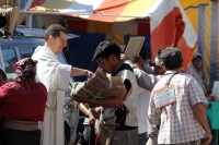9 de diciembre del 2013. Tuxtla Gutiérrez. Peregrinos de los diferentes parajes y comunidades de San Juan Chamula recorren las iglesias y ermitas de la Virgen de Guadalupe ubicadas en el sureste de México, esto a pesar de los más de 34 grados que se regis