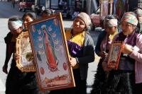 9 de diciembre del 2013. Tuxtla Gutiérrez. Peregrinos de los diferentes parajes y comunidades de San Juan Chamula recorren las iglesias y ermitas de la Virgen de Guadalupe ubicadas en el sureste de México, esto a pesar de los más de 34 grados que se regis