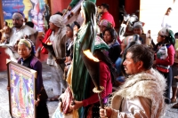 Sábado 9 de diciembre del 2017. Tuxtla Gutiérrez. Indí­genas de San Juan Chamula regresan después de visitar la Virgen de Juquila y agradecen en la iglesia de Guadalupe antes de continuar hacia las comunidades de Los Altos de Chiapas.