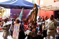 Sábado 9 de diciembre del 2017. Tuxtla Gutiérrez. Indí­genas de San Juan Chamula regresan después de visitar la Virgen de Juquila y agradecen en la iglesia de Guadalupe antes de continuar hacia las comunidades de Los Altos de Chiapas.